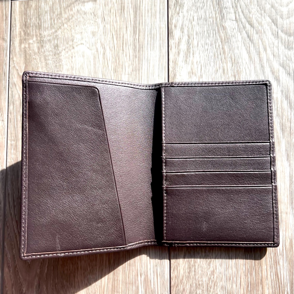 NWOT Leatherology Deluxe Passport Holder - Picture 3 of 3